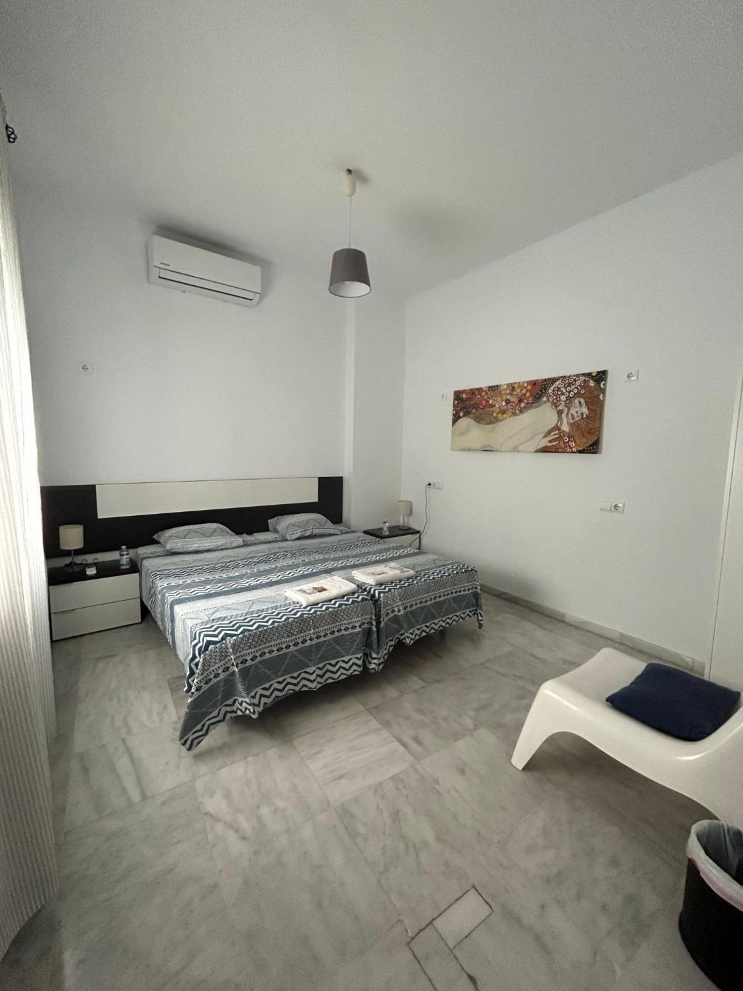 Chambre Lits Jumeaux avec Salle de Bains Commune